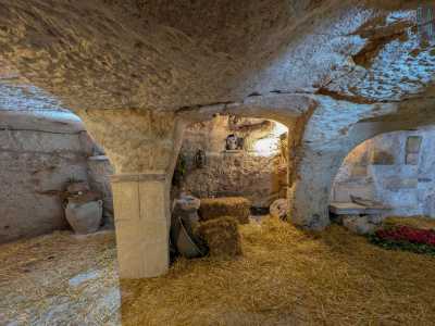 I cunicoli sono formazioni naturali dovute a millenni di erosione della roccia da parte di torrenti sotterranei, che poi i normanni adattarono a esigenze umane nel momento in cui costruirono il castello